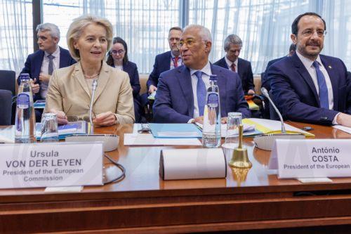 epa12829742 European Commission President Ursula von der Leyen (L), European Council President Antonio Costa (C) and Cypriot President Nikos Christodoulides attend the Tripartite Social Summit at the European Council in Brussels, Belgium, 18 March 2026.  EPA/OLIVIER MATTHYS