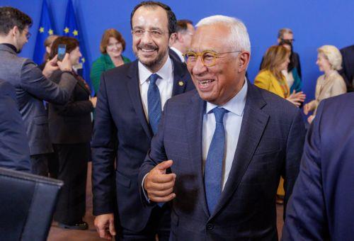 epa12830119 President of Cyprus Nikos Christodoulides (L) and EU Council President Antonio Costa (R) attend the EU Tripartite Social Summit official photo ceremony in the EU Council in Brussels, Belgium, 18 March 2026.  EPA/OLIVIER MATTHYS