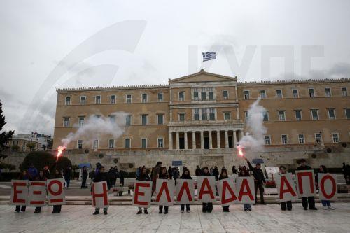 Διαδηλωτές που ανήκουν σε φοιτητικούς συλλόγους παίρνουν μέρος σε αντιπολεμική συγκέντρωση μπροστά από τη Βουλή, Αθήνα Πέμπτη 19 Μαρτίου 2026. ΑΠΕ-ΜΠΕ/ΑΠΕ-ΜΠΕ/ΓΙΑΝΝΗΣ ΚΟΛΕΣΙΔΗΣ
