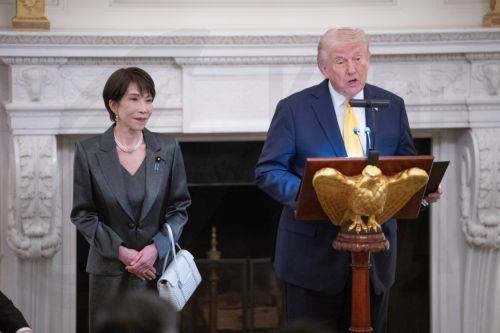 epa12834974 United States President Donald Trump makes remarks as he hosts a dinner with Prime Minster Takeuchi Sanae of Japan in the State Dining Room of the White House in Washington DC, USA, 19 March 2026. Earlier in the day, Trump and Takeuchi exchanged views on Iran, energy and issues in the Indo-Pacific region.  EPA/AARON SCHWARTZ / POOL