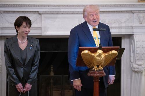 epa12834973 United States President Donald Trump makes remarks as he hosts a dinner with Prime Minster Takeuchi Sanae of Japan in the State Dining Room of the White House in Washington DC, USA, 19 March 2026. Earlier in the day, Trump and Takeuchi exchanged views on Iran, energy and issues in the Indo-Pacific region.  EPA/AARON SCHWARTZ / POOL
