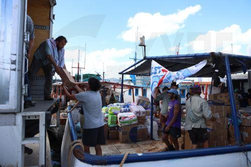 epa12835005 Activists load humanitarian aid onto a ship bound for Cuba in Progreso, Mexico, 19 March 2026. Members of the 'Nuestra America' flotilla loaded food and essential supplies at the port before the ship set sail to Cuba amid the island’s economic deterioration and the US embargo on the country.  EPA/LORENZO HERNANDEZ