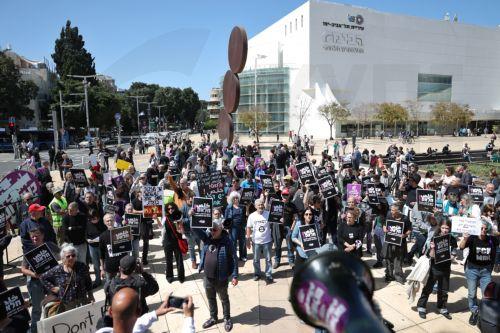 epa12835873 Anti-government protesters hold signs during a protest against the war with Iran calling for the end of the war, in Tel Aviv, Israel, 20 March 2026. US and Israel launched a joint military operation targeting multiple locations across Iran in the early hours of 28 February 2026, with Iran responding by launching retaliatory attacks across the...