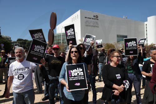 epa12835874 Anti-government protesters hold signs during a protest against the war with Iran calling for the end of the war, in Tel Aviv, Israel, 20 March 2026. US and Israel launched a joint military operation targeting multiple locations across Iran in the early hours of 28 February 2026, with Iran responding by launching retaliatory attacks across the...
