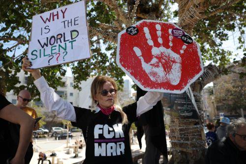 epa12835876 Anti-government protesters hold signs during a protest against the war with Iran calling for the end of the war, in Tel Aviv, Israel, 20 March 2026. US and Israel launched a joint military operation targeting multiple locations across Iran in the early hours of 28 February 2026, with Iran responding by launching retaliatory attacks across the...
