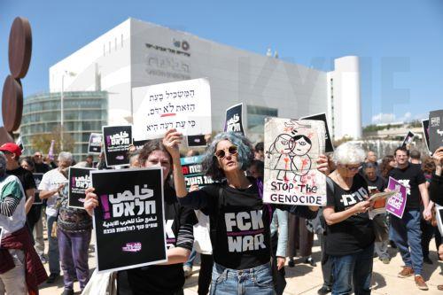 epa12835877 Anti-government protesters hold signs during a protest against the war with Iran calling for the end of the war, in Tel Aviv, Israel, 20 March 2026. US and Israel launched a joint military operation targeting multiple locations across Iran in the early hours of 28 February 2026, with Iran responding by launching retaliatory attacks across the...