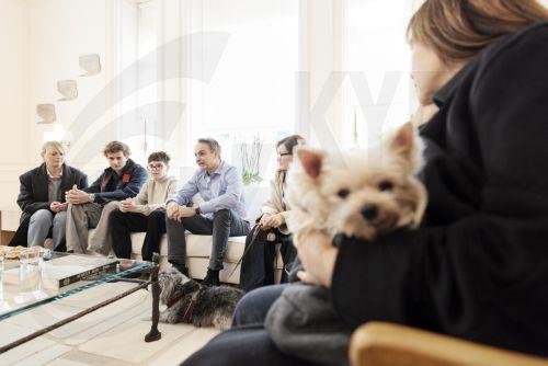 (Ξένη Δημοσίευση) Έλληνες πολίτες που επαναπατρίστηκαν από τη Μέση Ανατολή μαζί με τα ζώα συντροφιάς τους, μέσω της ειδικής πτήσης που οργάνωσε το Υπουργείο Εξωτερικών σε συνεργασία με την Aegean, υποδέχτηκε σήμερα ο Πρωθυπουργός Κυριάκος Μητσοτάκης στο Μέγαρο Μαξίμου. Σάββατο 21 Μαρτίου 2026. Ο Πρωθυπουργός είχε την ευκαιρία να συνομιλήσει με τους...