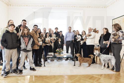 (Ξένη Δημοσίευση) Έλληνες πολίτες που επαναπατρίστηκαν από τη Μέση Ανατολή μαζί με τα ζώα συντροφιάς τους, μέσω της ειδικής πτήσης που οργάνωσε το Υπουργείο Εξωτερικών σε συνεργασία με την Aegean, υποδέχτηκε σήμερα ο Πρωθυπουργός Κυριάκος Μητσοτάκης στο Μέγαρο Μαξίμου. Σάββατο 21 Μαρτίου 2026. Ο Πρωθυπουργός είχε την ευκαιρία να συνομιλήσει με τους...