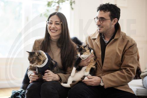 (Ξένη Δημοσίευση) Έλληνες πολίτες που επαναπατρίστηκαν από τη Μέση Ανατολή μαζί με τα ζώα συντροφιάς τους, μέσω της ειδικής πτήσης που οργάνωσε το Υπουργείο Εξωτερικών σε συνεργασία με την Aegean, υποδέχτηκε σήμερα ο Πρωθυπουργός Κυριάκος Μητσοτάκης στο Μέγαρο Μαξίμου. Σάββατο 21 Μαρτίου 2026. Ο Πρωθυπουργός είχε την ευκαιρία να συνομιλήσει με τους...