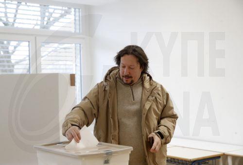 epa12841300 A man casts his vote during the parliamentary election at a polling station in Ljubljana, Slovenia, 22 March 2026. The 22 March 2026 parliamentary election follows reports of an alleged covert operation by the Israeli intelligence firm Black Cube to influence the vote.  EPA/ANTONIO BAT