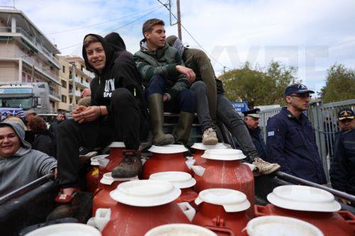 Κτηνοτρόφοι με τα οχήματά τους, συμμετέχουν στον αποκλεισμό του λιμένα Μυτιλήνης, την Κυριακή 22 Μαρτίου 2026. Νωρίτερα πραγματοποιήθηκε συγκέντρωση διαμαρτυρίας και αποκλεισμός του κόμβου της Λάρσου, μετά από κάλεσμα της Ομοσπονδίας Αγροτικών Συλλόγων Λέσβου. ΑΠΕ-ΜΠΕ/ΑΠΕ-ΜΠΕ/ΗΛΙΑΣ ΜΑΡΚΟΥ