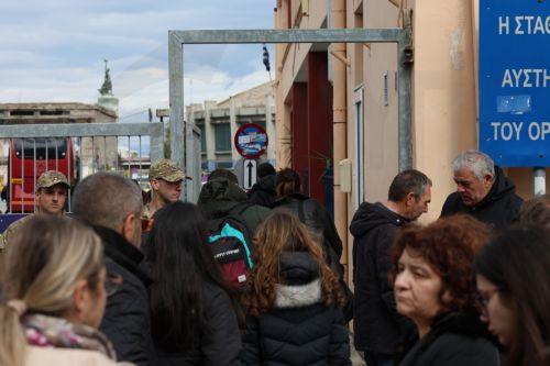 Κτηνοτρόφοι με τα οχήματά τους, συμμετέχουν στον αποκλεισμό του λιμένα Μυτιλήνης, την Κυριακή 22 Μαρτίου 2026. Νωρίτερα πραγματοποιήθηκε συγκέντρωση διαμαρτυρίας και αποκλεισμός του κόμβου της Λάρσου, μετά από κάλεσμα της Ομοσπονδίας Αγροτικών Συλλόγων Λέσβου. ΑΠΕ-ΜΠΕ/ΑΠΕ-ΜΠΕ/ΗΛΙΑΣ ΜΑΡΚΟΥ