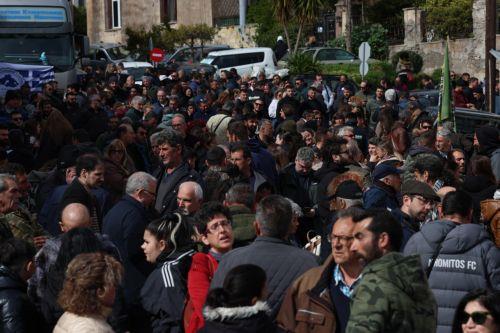Κτηνοτρόφοι με τα οχήματά τους, συμμετέχουν στον αποκλεισμό του λιμένα Μυτιλήνης, την Κυριακή 22 Μαρτίου 2026. Νωρίτερα πραγματοποιήθηκε συγκέντρωση διαμαρτυρίας και αποκλεισμός του κόμβου της Λάρσου, μετά από κάλεσμα της Ομοσπονδίας Αγροτικών Συλλόγων Λέσβου. ΑΠΕ-ΜΠΕ/ΑΠΕ-ΜΠΕ/ΗΛΙΑΣ ΜΑΡΚΟΥ