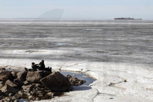 epa12841560 People relax on the shore of the Gulf of Finland on a sunny day in St. Petersburg, Russia, 22 March 2026. Temperatures in St. Petersburg, Russia's second largest city, reached eleven degrees Celsius.  EPA/ANATOLY MALTSEV