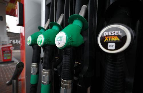 epa12843649 Fuel pumps at a petrol station in Liverpool, Britain, 23 March 2026. Global oil prices have risen beyond 110 USD (95 EUR) per barrel as the conflict in the Middle East intensifies.  EPA/ADAM VAUGHAN