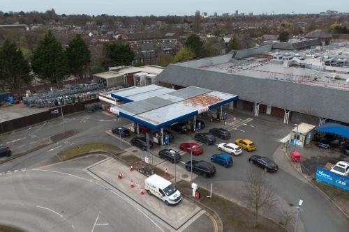 epa12843655 An aerial photograph taken with a drone shows motorists queuing for fuel at a petrol station in Liverpool, Britain, 23 March 2026. Global oil prices have risen beyond 110 USD (95 EUR) per barrel as the conflict in the Middle East intensifies.  EPA/ADAM VAUGHAN