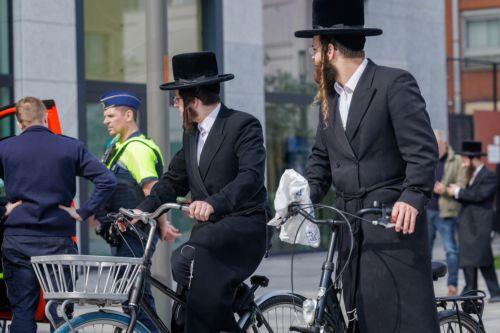 epa12843693 Members of the Jewish community interact with the police in Antwerp, Belgium, 23 March 2026. The Belgian government announced on 16 March that it will deploy military personnel to reinforce the Federal Police to protect a number of synagogues and Jewish schools across the country following a series of antisemitic attacks in Europe.  EPA/OLIVIER...