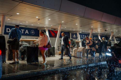 epaselect epa12843708 Passengers arrive at the John F Kennedy International airport in the early morning amid congestion caused by the Department of Homeland Security (DHS) shutdown, in the Queens of borough of New York, New York, USA, 23 March 2026. ICE Agents will assist TSA officers as the ongoing partial US government shutdown has impacted air travel,...
