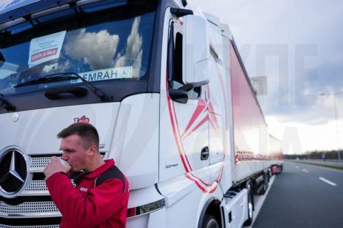 epa12844276 A truck driver takes part in the blockade of the Svilaj border crossing between Bosnia and Herzegovina and Croatia near Donji Svilaj, Bosnia and Herzegovina, 23 March 2026. All border crossings in the country are blocked to freight traffic as carriers suspend transit toward the European Union in opposition to the EU’s Entry/Exit System (EES),...