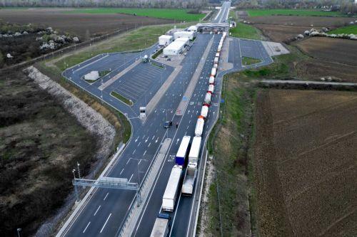 epa12844279 An aerial view of parked trucks in the blockade of the Svilaj border crossing between Bosnia and Herzegovina and Croatia near Donji Svilaj, Bosnia and Herzegovina, 23 March 2026. All border crossings in the country are blocked to freight traffic as carriers suspend transit toward the European Union in opposition to the EU’s Entry/Exit System...