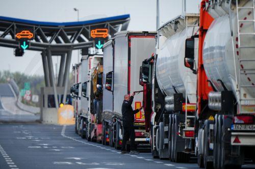 epa12844281 Truck drivers take part in the blockade of the Svilaj border crossing between Bosnia and Herzegovina and Croatia near Donji Svilaj, Bosnia and Herzegovina, 23 March 2026. All border crossings in the country are blocked to freight traffic as carriers suspend transit toward the European Union in opposition to the EU’s Entry/Exit System (EES),...