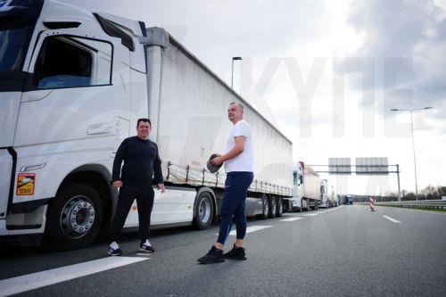 epa12844283 Truck drivers take part in the blockade of the Svilaj border crossing between Bosnia and Herzegovina and Croatia near Donji Svilaj, Bosnia and Herzegovina, 23 March 2026. All border crossings in the country are blocked to freight traffic as carriers suspend transit toward the European Union in opposition to the EU’s Entry/Exit System (EES),...
