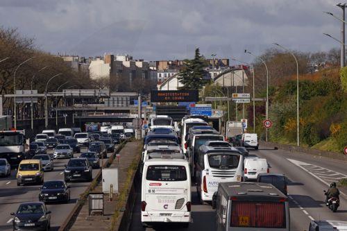 epa12859831 Truck and bus drivers stage a slowdown on the city’s ring road to protest against the rising fuel prices in Paris, France, 30 March 2026.  EPA/YOAN VALAT
