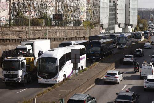 epa12859833 Truck and bus drivers stage a slowdown on the city’s ring road to protest against the rising fuel prices in Paris, France, 30 March 2026.  EPA/YOAN VALAT