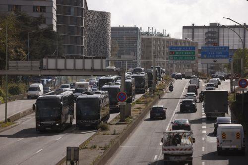 epa12859870 Truck and bus drivers stage a slowdown on the city’s ring road to protest against the rising fuel prices in Paris, France, 30 March 2026.  EPA/YOAN VALAT