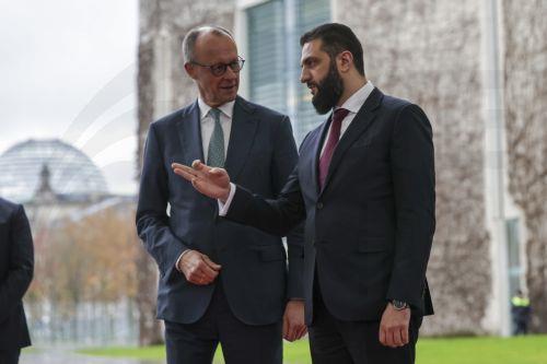 epaselect epa12859991 German Chancellor Friedrich Merz (L) welcomes Syrian President Ahmed al-Sharaa (R) for their meeting at the Federal Chancellery in Berlin, Germany, 30 March 2026.  EPA/FILIP SINGER