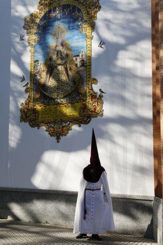 epa12861355 A member of the Brotherhood Cerro del Aguila arrives at Dolores church in Seville, Spain, 31 March 2026, to take part in a Holy Week procession.  EPA/Jose Manuel Vidal
