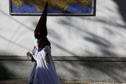 epa12861356 A member of the Brotherhood Cerro del Aguila arrives at Dolores church in Seville, Spain, 31 March 2026, to take part in a Holy Week procession.  EPA/Jose Manuel Vidal