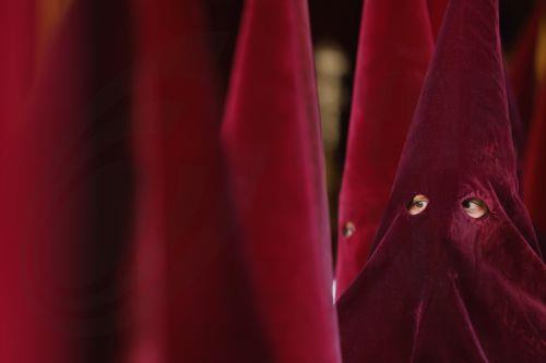 epa12861388 Members of the Brotherhood Cerro del Aguila are seen in Seville, Spain, 31 March 2026, as they take part in a Holy Week procession.  EPA/Jose Manuel Vidal