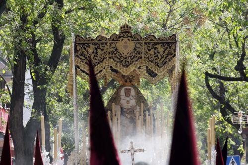 epa12861575 Members of the Brotherhood Cerro del Aguila carry the image of Our Lady of Sorrows in Seville, Spain, 31 March 2026, as they take part in a Holy Week procession.  EPA/Jose Manuel Vidal
