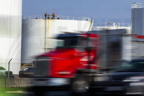 epa12862007 Traffic passes fuel storage tanks holding gasoline, jet fuel, and diesel at the Newington fuel terminal in Lorton, Virginia, USA, 31 March 2026. The Iran war has raised average gas prices in the US above four dollars a gallon for the first time since 2022.  EPA/JIM LO SCALZO