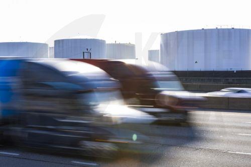 epa12862008 Traffic passes fuel storage tanks holding gasoline, jet fuel, and diesel at the Newington fuel terminal in Lorton, Virginia, USA, 31 March 2026. The Iran war has raised average gas prices in the US above four dollars a gallon for the first time since 2022.  EPA/JIM LO SCALZO