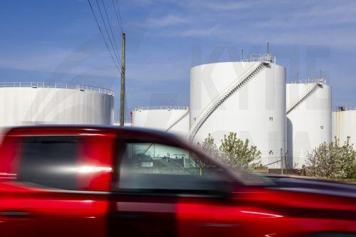 epa12862005 Traffic passes fuel storage tanks holding gasoline, jet fuel, and diesel at the Newington fuel terminal in Lorton, Virginia, USA, 31 March 2026. The Iran war has raised average gas prices in the US above four dollars a gallon for the first time since 2022.  EPA/JIM LO SCALZO