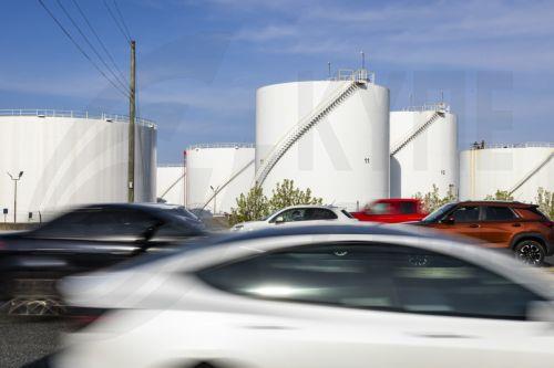 epa12862010 Traffic passes fuel storage tanks holding gasoline, jet fuel, and diesel at the Newington fuel terminal in Lorton, Virginia, USA, 31 March 2026. The Iran war has raised average gas prices in the US above four dollars a gallon for the first time since 2022.  EPA/JIM LO SCALZO