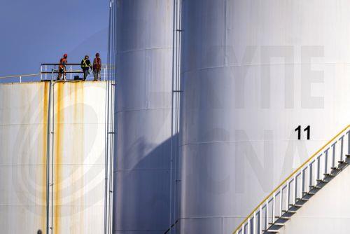 epa12862024 Workers stand on fuel storage tanks holding gasoline, jet fuel, and diesel at the Newington fuel terminal in Lorton, Virginia, USA, 31 March 2026. The Iran war has raised average gas prices in the US above four dollars a gallon for the first time since 2022.  EPA/JIM LO SCALZO