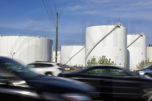 epa12862025 Traffic passes fuel storage tanks holding gasoline, jet fuel, and diesel at the Newington fuel terminal in Lorton, Virginia, USA, 31 March 2026. The Iran war has raised average gas prices in the US above four dollars a gallon for the first time since 2022.  EPA/JIM LO SCALZO