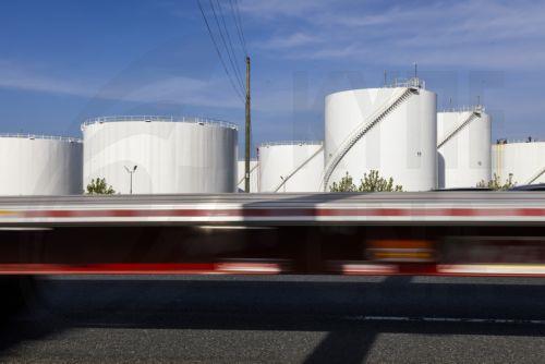 epa12862026 Traffic passes fuel storage tanks holding gasoline, jet fuel, and diesel at the Newington fuel terminal in Lorton, Virginia, USA, 31 March 2026. The Iran war has raised average gas prices in the US above four dollars a gallon for the first time since 2022.  EPA/JIM LO SCALZO