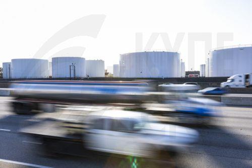 epa12862028 Traffic passes fuel storage tanks holding gasoline, jet fuel, and diesel at the Newington fuel terminal in Lorton, Virginia, USA, 31 March 2026. The Iran war has raised average gas prices in the US above four dollars a gallon for the first time since 2022.  EPA/JIM LO SCALZO