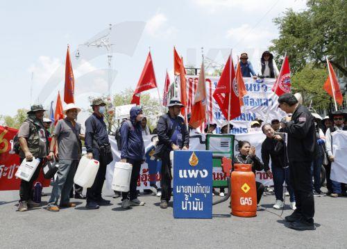 epa12865755 Protesters stage a queue to refuel expensive gasoline during a demonstration against the soaring fuel prices and living costs, outside Government House, in Bangkok, Thailand, 02 April 2026. Labor networks and civil society groups staged the protest against oil price hikes, urging the government to address the energy crisis and its direct impact...