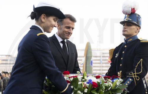 epa12865787 French President Emmanuel Macron (C) pays tribute to the victims of the Korean War during his visit to the war memorial in Seoul, South Korea, 02 April 2025. French President Emmanuel Macron is on a state visit to South Korea.  EPA/JEON HEON-KYUN