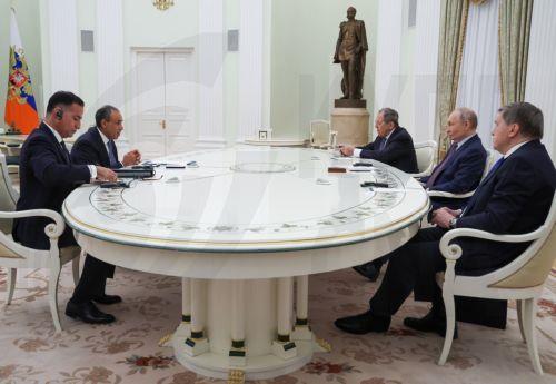 epa12865860 Russian Foreign Minister Sergei Lavrov (3-R), Russian President Vladimir Putin (2-R), and Presidential Aide Yury Ushakov (R) attend a meeting with Egyptian Foreign Minister Badr Abdelatty (2-L) at the Kremlin in Moscow, Russia, 02 April 2026.  EPA/VYACHESLAV PROKOFYEV / SPUTNIK / KREMLIN POOL MANDATORY CREDIT