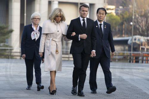 epa12865946 French President Emmanuel Macron (2-R) and his wife Brigitte Macron (2-L) arrive to pay tribute to the victims of the Korean War during his visit to the war memorial in Seoul, South Korea, 02 April 2026. French President Emmanuel Macron is on a state visit to South Korea.  EPA/JEON HEON-KYUN