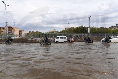epa12866240 Vehicles travel along a flooded road following heavy rainfall in Karachi, Pakistan, 02 April 2026. Heavy rain lashed Karachi and surrounding areas, prompting local authorities to declare an emergency as a westerly weather system brought intermittent showers, strong winds, and isolated heavy downpours across the city.  EPA/SHAHZAIB AKBER 113875
