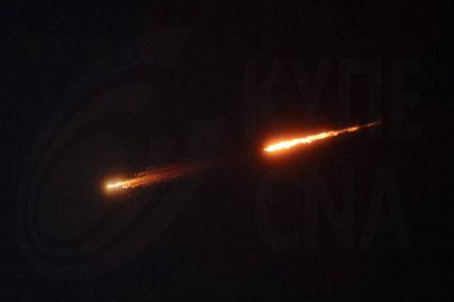 epa12866299 Projectile trails cross the sky above Jerusalem, 02 April 2026, as sirens alerting of incoming ballistic missiles sound across Israel. The Israeli military reported that it had detected missiles launched from Iran toward Israel as regional tensions escalate.  EPA/ABIR SULTAN