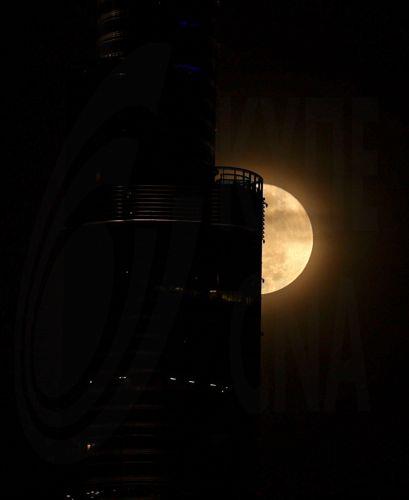 epa12866435 The full ‘Pink Moon’ rises behind the Burj Khalifa, the world’s tallest building, in Dubai, United Arab Emirates, 02 April 2026.  EPA/ALI HAIDER
