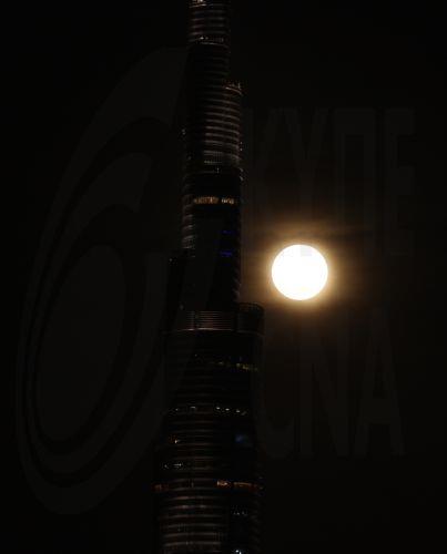 epa12866436 The full ‘Pink Moon’ rises behind the Burj Khalifa, the world’s tallest building, in Dubai, United Arab Emirates, 02 April 2026.  EPA/ALI HAIDER